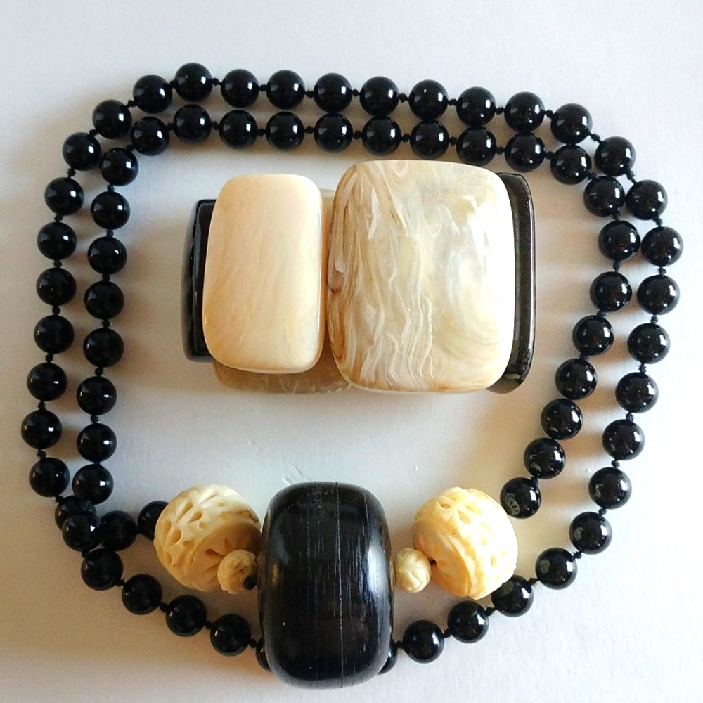 VINTAGE BLACK ONYX  HAND CARVED BOVINE BONE NECKLACE 34" LONG MATCHING BRACELET